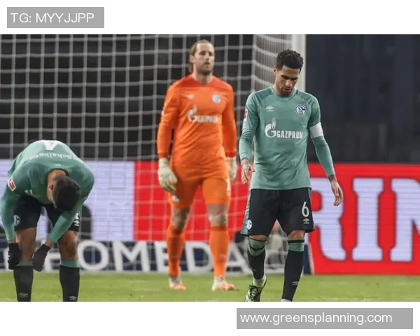 沙尔克04队遭连败，陷入德甲危机，球迷怒呼救命教练